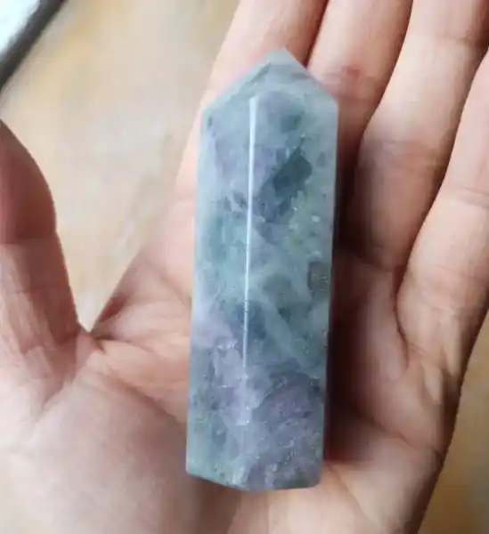 Obelisco de Fluorita Natural – Cristal Mineral Decorativo y Energético